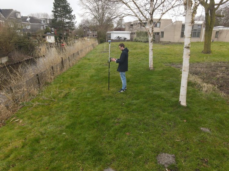 Medewerker Stijn is grondig aan het testen Medewerker Stijn is grondig aan het testen