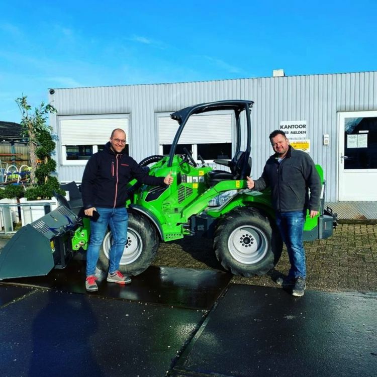 Zanger Frans Duijts, eveneens eigenaar van een sloopbedrijf, is zeer tevreden met zijn AVANT 860i. Bron: FB-pagina Frans Duijts Zanger Frans Duijts, eveneens eigenaar van een sloopbedrijf, is zeer tevreden met zijn AVANT 860i. Bron: FB-pagina Frans Duijts