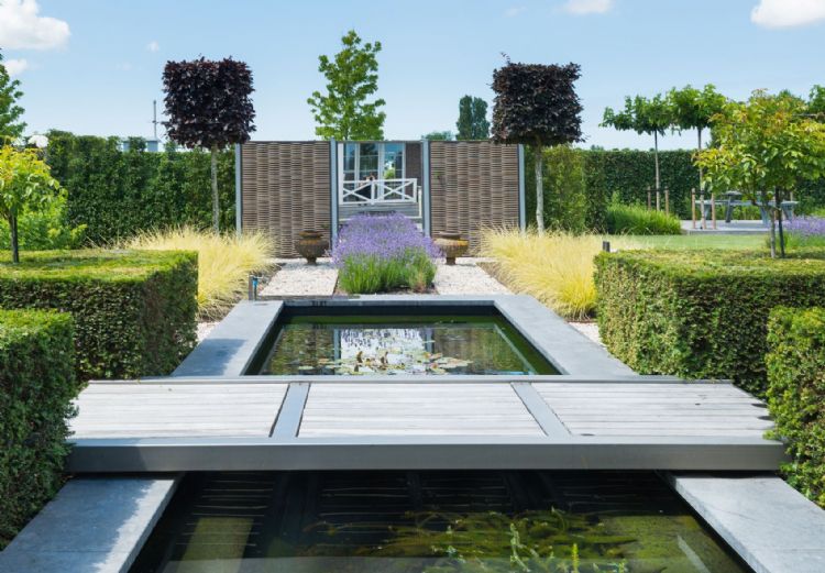 Moderne strakke tuin met vijvers te Bruinisse Moderne strakke tuin met vijvers te Bruinisse