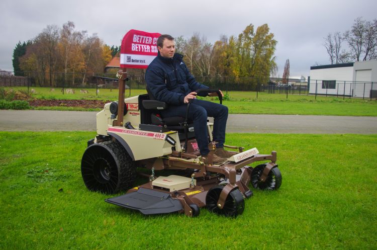 'Amerikaanse' uitvoering met zij-uitwerp. Ook achteruitworp en mulchen en verzamelen zijn mogelijk met de 400D. 'Amerikaanse' uitvoering met zij-uitwerp. Ook achteruitworp en mulchen en verzamelen zijn mogelijk met de 400D.