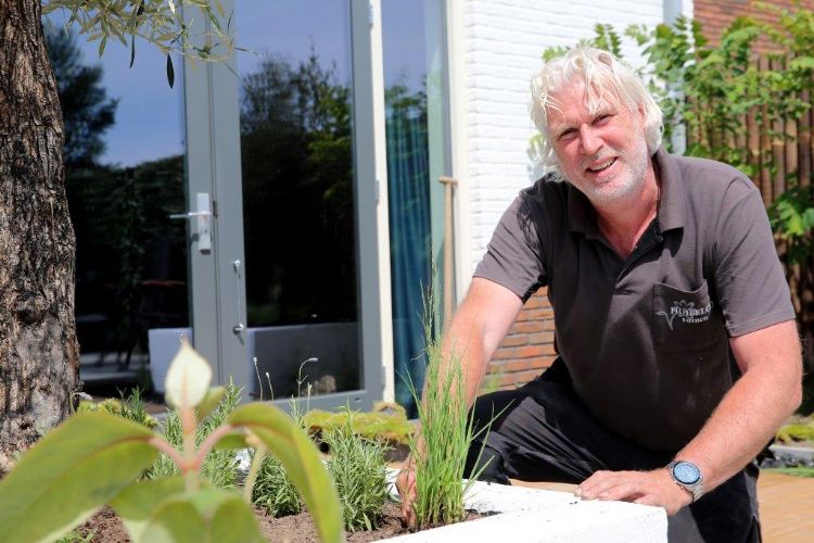 Huib Schuttel van Huibelco uit Sint-Michielsgestel, de vaste tuinontwerper van het tv-programma Eigen Huis & Tuin: Lekker Leven, heeft de nieuwe showtuin ontworpen. Bron: Albert de Isgner