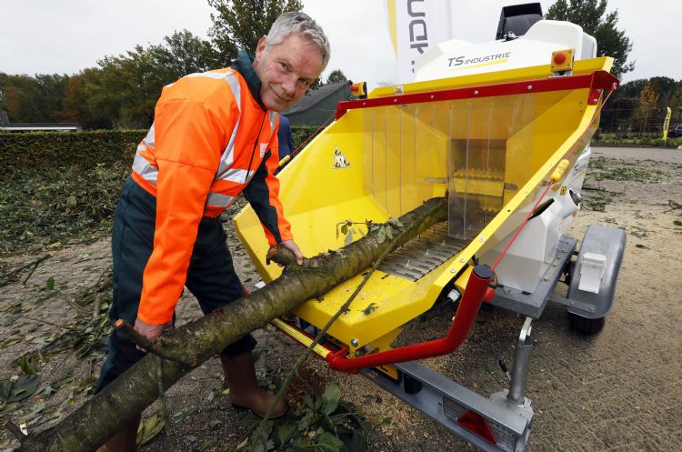 Een machine waarmee je takken met een diameter tot 18 cm kunt verwerken Een machine waarmee je takken met een diameter tot 18 cm kunt verwerken