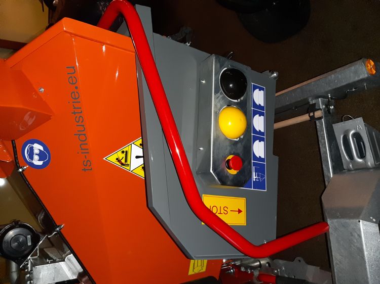 Op alle TS-machines is de invoertrechter opklapbaar. Hierdoor zijn ze compact tijdens transport. De bediening van de aanvoerwalsen is robuust uitgevoerd, met zware industrieknoppen voor de walsen: 'vooruit', 'stop' en 'achteruit'. Op alle TS-machines is de invoertrechter opklapbaar. Hierdoor zijn ze compact tijdens transport. De bediening van de aanvoerwalsen is robuust uitgevoerd, met zware industrieknoppen voor de walsen: 'vooruit', 'stop' en 'achteruit'.