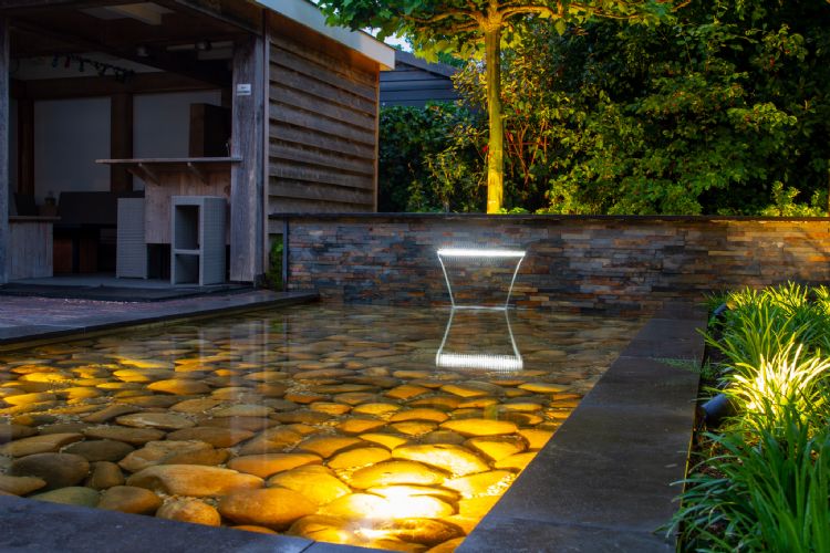 Groen, waterpartijen en verlichtingstechniek - hoveniersbedrijven moeten van alle markten thuis zijn. Groen, waterpartijen en verlichtingstechniek - hoveniersbedrijven moeten van alle markten thuis zijn.