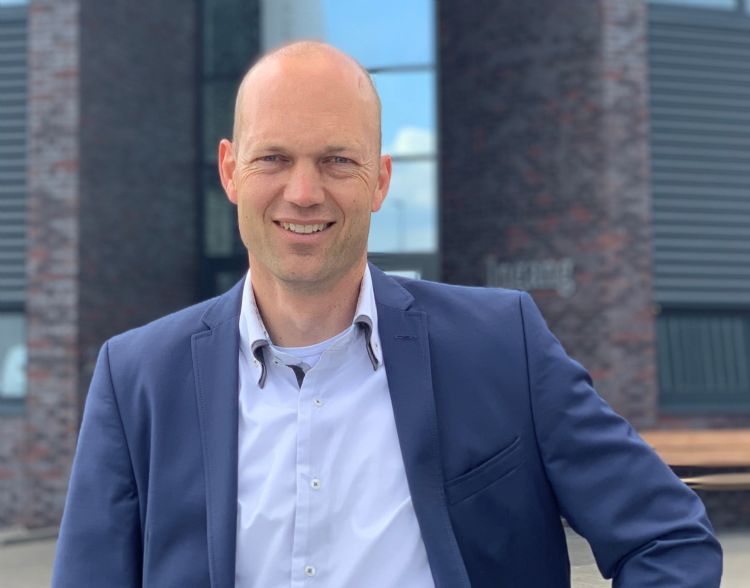 Patrick Grijsen: 'De trend dat hoveniers in het hogere segment turn key tuinen opleveren merkten wij ook op. Wij willen op onze beurt hoveniers weer ontzorgen met Inter Design.' Patrick Grijsen: 'De trend dat hoveniers in het hogere segment turn key tuinen opleveren merkten wij ook op. Wij willen op onze beurt hoveniers weer ontzorgen met Inter Design.'