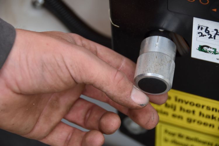 Draaiknop om de invoersnelheid van de rollen lineair aan te passen Draaiknop om de invoersnelheid van de rollen lineair aan te passen