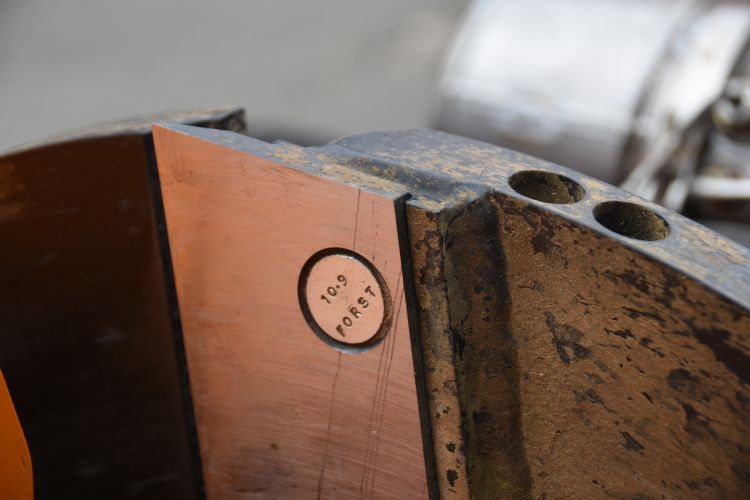 Met vier speciale bouten bevestig je de twee messen aan het vliegwiel in exact de juiste positie. Met zelfborgende moer, zonder plaatje, waarbij een contrasleutel overbodig is. Met vier speciale bouten bevestig je de twee messen aan het vliegwiel in exact de juiste positie. Met zelfborgende moer, zonder plaatje, waarbij een contrasleutel overbodig is.