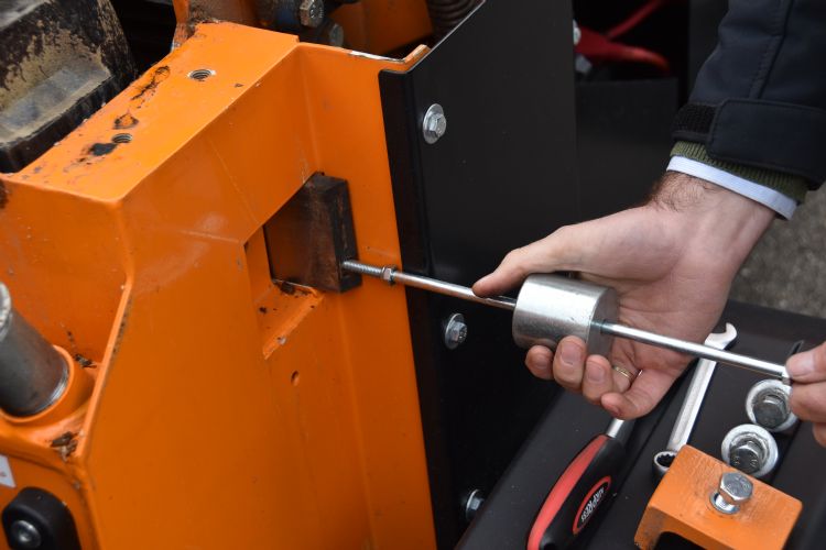 Met een handige tool 'tik' je het tegenmes gemakkelijk uit de machine. Met een handige tool 'tik' je het tegenmes gemakkelijk uit de machine.