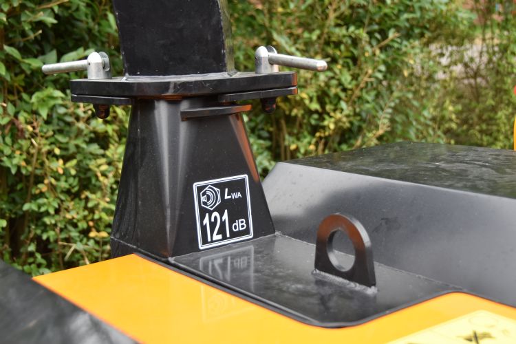 Een stevig oog waarmee je de 1.300 kilo wegende versnipperaar over een dak naar achtergelegen tuinen kunt hijsen Een stevig oog waarmee je de 1.300 kilo wegende versnipperaar over een dak naar achtergelegen tuinen kunt hijsen