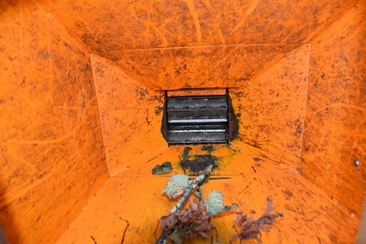 Invoerrollen. De versnipperaar verwerkt stammen en takken tot 6 inch, 16 cm. Voor iets dikker of taaier hout pas je de snelheid van de invoerrollen aan. Invoerrollen. De versnipperaar verwerkt stammen en takken tot 6 inch, 16 cm. Voor iets dikker of taaier hout pas je de snelheid van de invoerrollen aan.