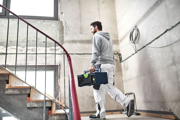 Met het formaat van een kratje bier en een gewicht van 16 kilo is het powerstation heel handzaam. Met het formaat van een kratje bier en een gewicht van 16 kilo is het powerstation heel handzaam.