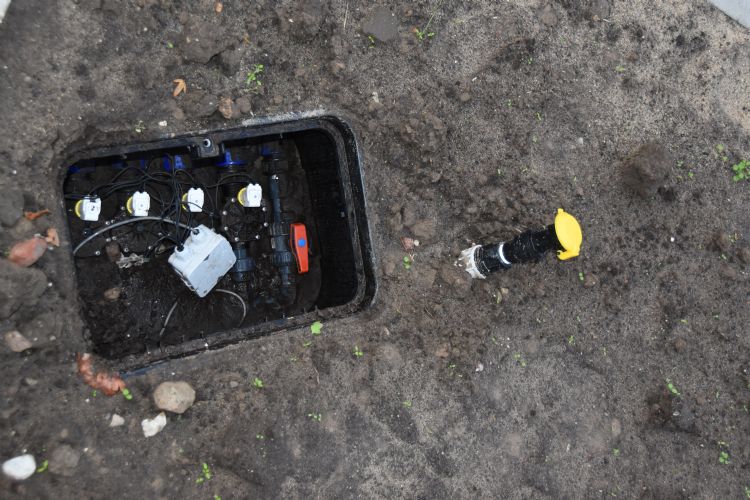 De put met elektrisch bediende kleppen. Het watertappunt wordt pas later op exact de juiste hoogte en positie geplaatst dankzij een slim flexibel systeem. De put met elektrisch bediende kleppen. Het watertappunt wordt pas later op exact de juiste hoogte en positie geplaatst dankzij een slim flexibel systeem.