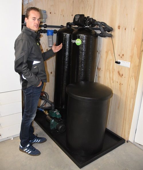 Martijn Wellink van Engeldot licht de functie en werking van de twee ionenwisselaars toe. Martijn Wellink van Engeldot licht de functie en werking van de twee ionenwisselaars toe.