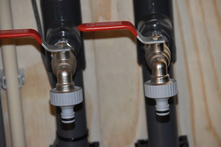 Deze twee kogelkranen hebben een dubbelfunctie in de installatie. Deze twee kogelkranen hebben een dubbelfunctie in de installatie.