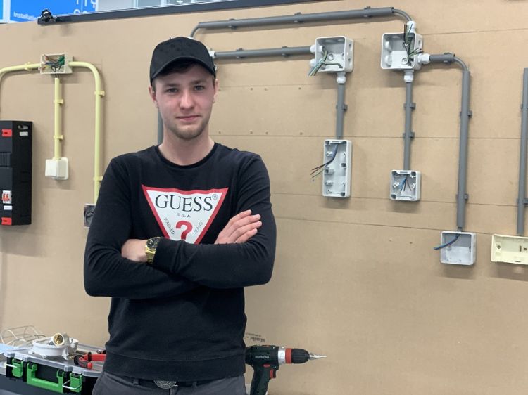 Harm Griede: 'Later dit jaar ga ik bij het ROVC ook een cursus werkvoorbereider elektrotechniek doen.' Harm Griede: 'Later dit jaar ga ik bij het ROVC ook een cursus werkvoorbereider elektrotechniek doen.'