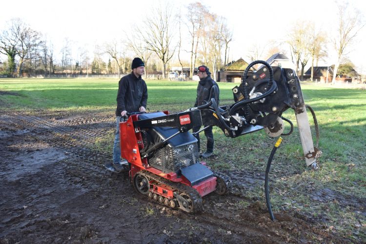 De trilploeg van de Toro Dingo TX 427 gaat tot 60 cm de grond in. De trilploeg van de Toro Dingo TX 427 gaat tot 60 cm de grond in.