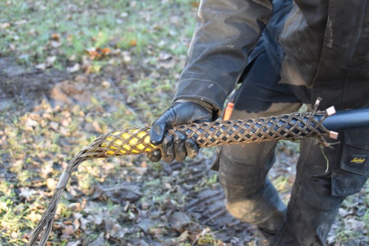 De stalen kous die de te trekken tyleenslang aan de kegel verbindt De stalen kous die de te trekken tyleenslang aan de kegel verbindt