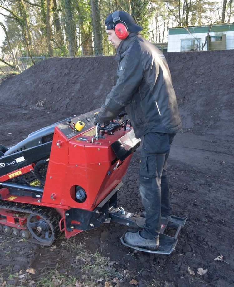 De inklapbare staplaats achter op de Toro Dingo TX 427 De inklapbare staplaats achter op de Toro Dingo TX 427