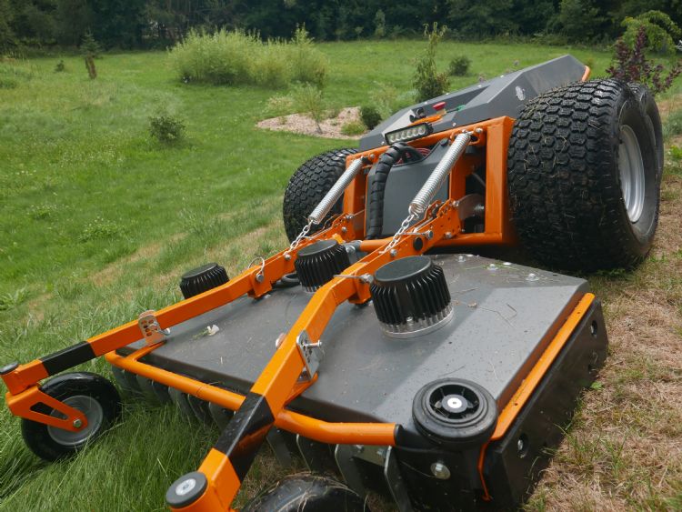 Het maaidek, waarmee je tevens kunt mulchen. Brinks ziet uit naar de ruwterreinmaaier en de klepelmaaier voor de Raymo. Het maaidek, waarmee je tevens kunt mulchen. Brinks ziet uit naar de ruwterreinmaaier en de klepelmaaier voor de Raymo.