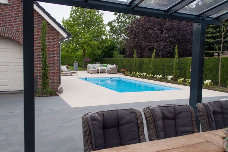 Zwembaden en zwemvijvers worden ook steeds meer het werkterrein van hoveniers. Dat vraagt om nieuwe kennis. Zwembaden en zwemvijvers worden ook steeds meer het werkterrein van hoveniers. Dat vraagt om nieuwe kennis.