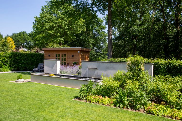 Een van de tuinen die door <i>hoveniersbedrijf</i> Vier Seizoenen Buiten is aangelegd. Een van de tuinen die door <i>hoveniersbedrijf</i> Vier Seizoenen Buiten is aangelegd.