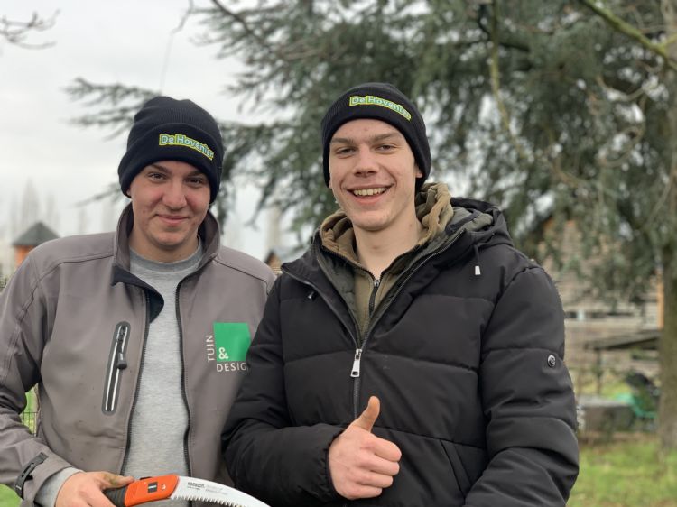 Studenten gaan buiten takken halen voor de proefopstelling Studenten gaan buiten takken halen voor de proefopstelling