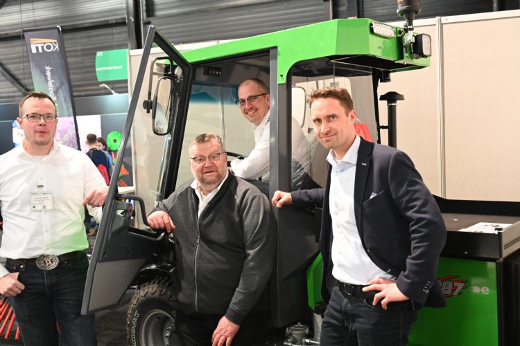 Vlnr Jeroen van der Wel, Theo van de Eijden, Martijn Noordam, Markus Miekanmaa op de stand van Pols in Hardenberg Vlnr Jeroen van der Wel, Theo van de Eijden, Martijn Noordam, Markus Miekanmaa op de stand van Pols in Hardenberg