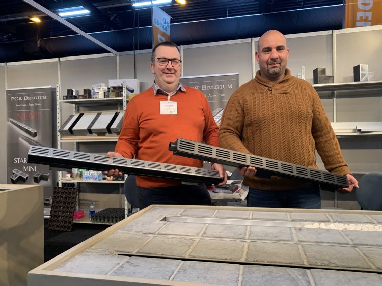 Mahdi Gardabou (r) en Peter Schelstraete met de nieuwe lijn mini stardrain Mahdi Gardabou (r) en Peter Schelstraete met de nieuwe lijn mini stardrain