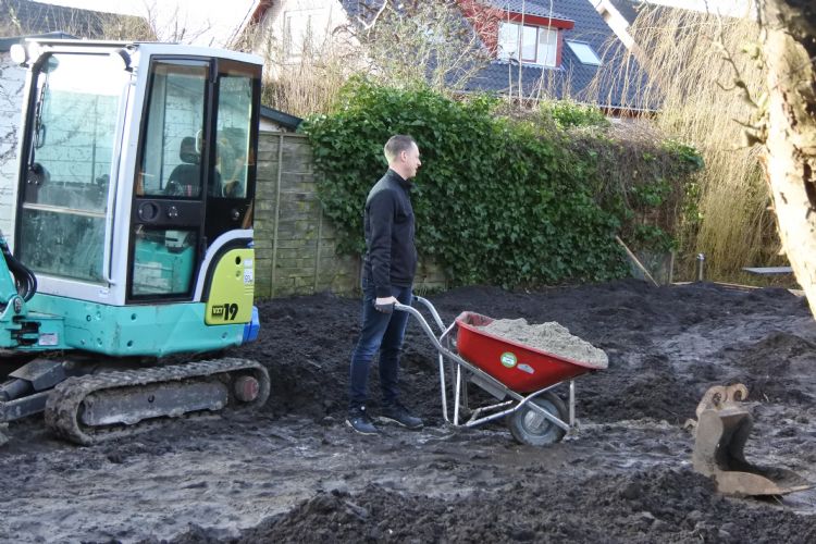Een kruiwagen altijd met rechte rug tillen! Een kruiwagen altijd met rechte rug tillen!