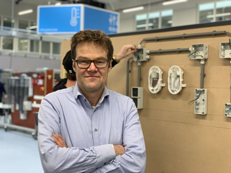 Jeroen Zijlmans tijdens de cursus Elektrotechniek Jeroen Zijlmans tijdens de cursus Elektrotechniek