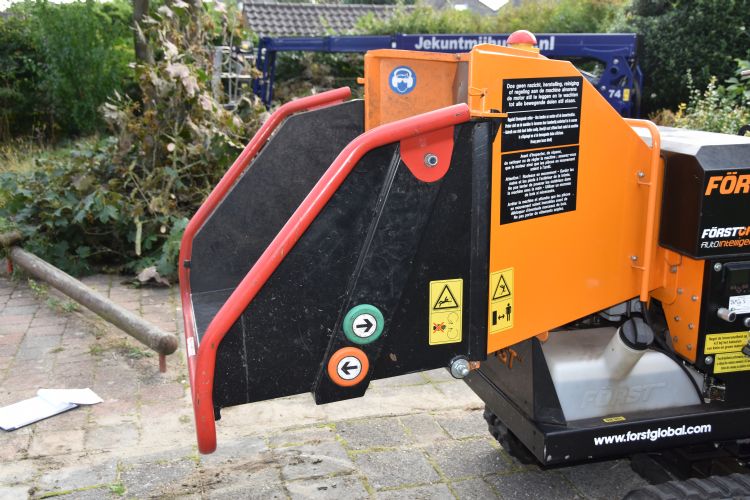 De ruime invoertrechter laat zich gemakkelijk opklappen. De ruime invoertrechter laat zich gemakkelijk opklappen.