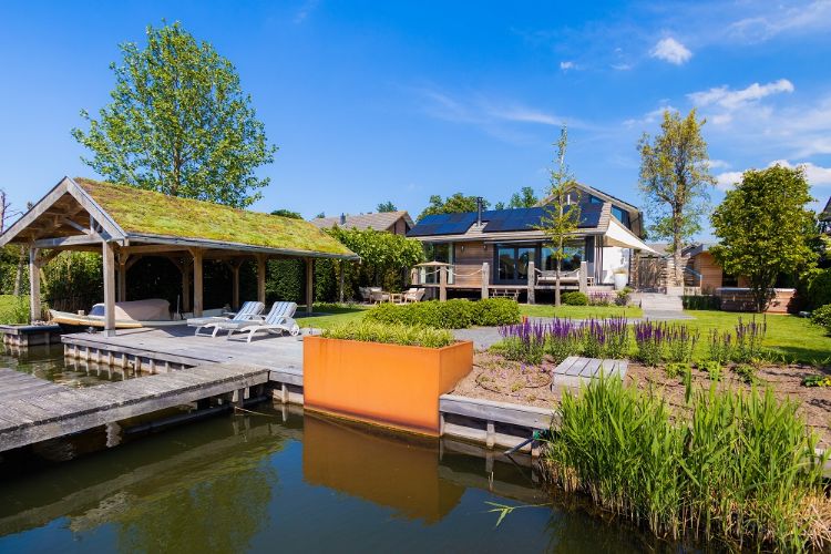 Vakmanschap in groen boothuis Vakmanschap in groen boothuis