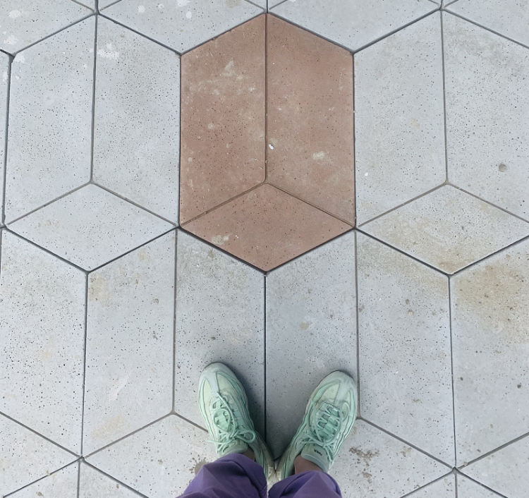 Studio Wae maakte een nieuwe tegel, The Box, die nu bij studentenwoningen in Utrecht ligt. Studio Wae maakte een nieuwe tegel, The Box, die nu bij studentenwoningen in Utrecht ligt.