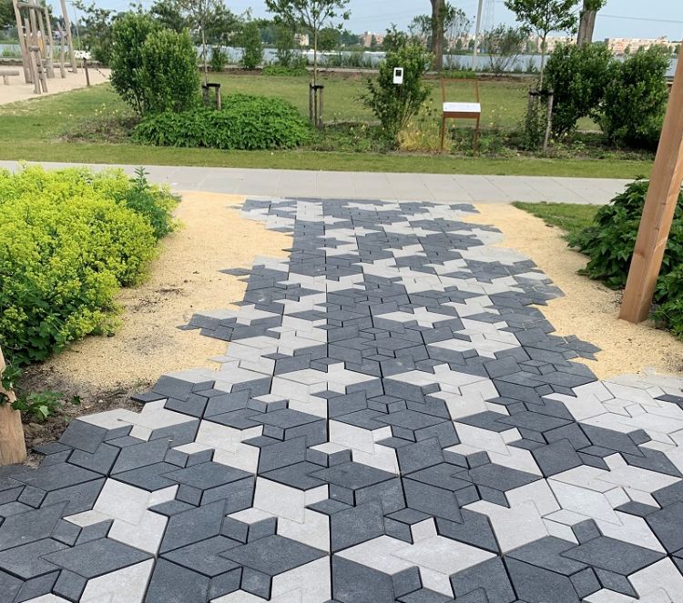 Normeco is bezig met het voegen van de tegels van Studio Wae. Normeco is bezig met het voegen van de tegels van Studio Wae.