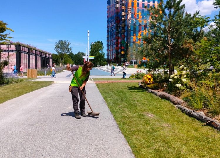 Van der Steen veegt ook de paden tussen het groen op de Floriade. Van der Steen veegt ook de paden tussen het groen op de Floriade.