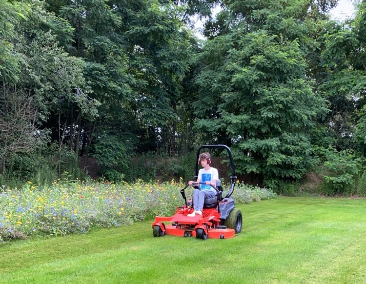 Ariens Zenith elektrische zitmaaier in actie Ariens Zenith elektrische zitmaaier in actie