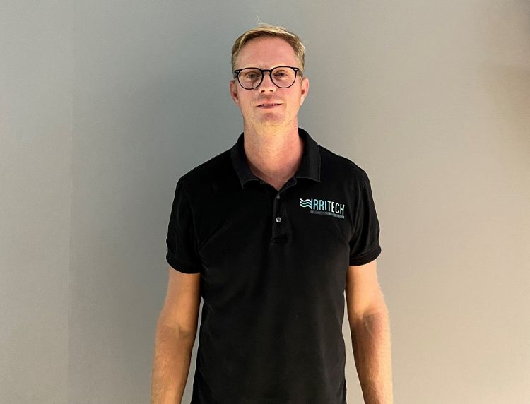 Maarten Hoffmans heeft 15 jaar ervaring op het gebied van ontwerpen, aanleggen en onderhouden van beregening- en drainagesystemen. Maarten Hoffmans heeft 15 jaar ervaring op het gebied van ontwerpen, aanleggen en onderhouden van beregening- en drainagesystemen.