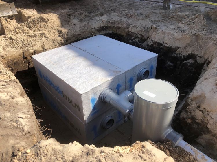 Hier is gekozen voor een extra verbinding naar een tweede krat, om het water sneller te kunnen afvoeren. Hier is gekozen voor een extra verbinding naar een tweede krat, om het water sneller te kunnen afvoeren.