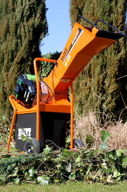 Een lange invoertrechter en een 85 literzak waarin de snippers vallen Een lange invoertrechter en een 85 literzak waarin de snippers vallen