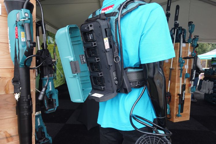 De 40 V accu`s van de elektrische ruggedragen bladblazer van Makita passen op alle XGT én op alle 2x18 V LXT modellen De 40 V accu`s van de elektrische ruggedragen bladblazer van Makita passen op alle XGT én op alle 2x18 V LXT modellen