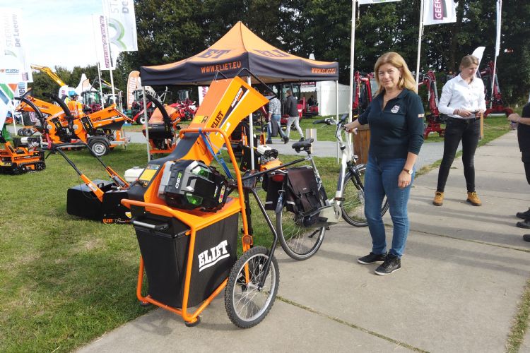 De fiets met hakselaar van Stierman de Leeuw/Eliet kan op aanvraag geleverd worden De fiets met hakselaar van Stierman de Leeuw/Eliet kan op aanvraag geleverd worden
