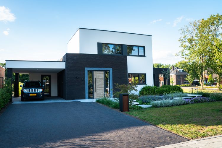 Voortuin met als wolk vormgegeven <i>Ilex maximowicziana</i> Kanehirae Voortuin met als wolk vormgegeven <i>Ilex maximowicziana</i> Kanehirae