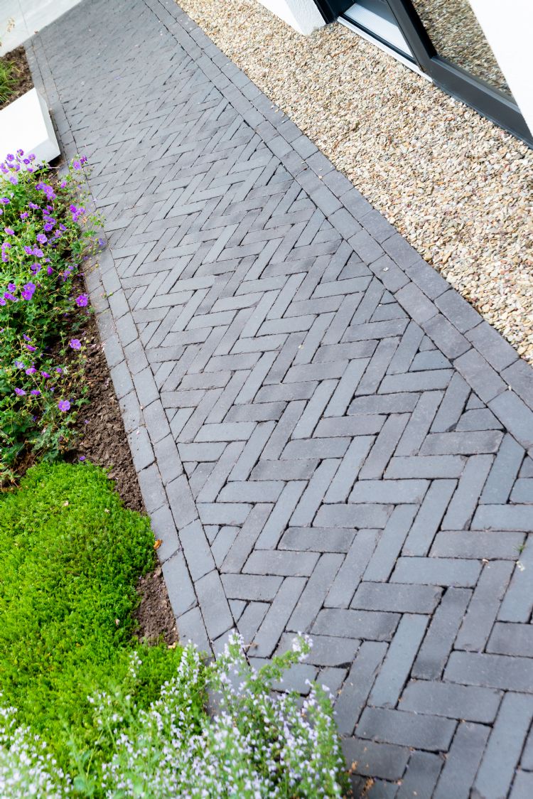 Gebakken klinkers en flachcorn; grind dat dankzij de vorm op zijn plaats blijft liggenGebakken klinkers en flachcorn; grind dat dankzij de vorm op zijn plaats blijft liggen Gebakken klinkers en flachcorn; grind dat dankzij de vorm op zijn plaats blijft liggenGebakken klinkers en flachcorn; grind dat dankzij de vorm op zijn plaats blijft liggen