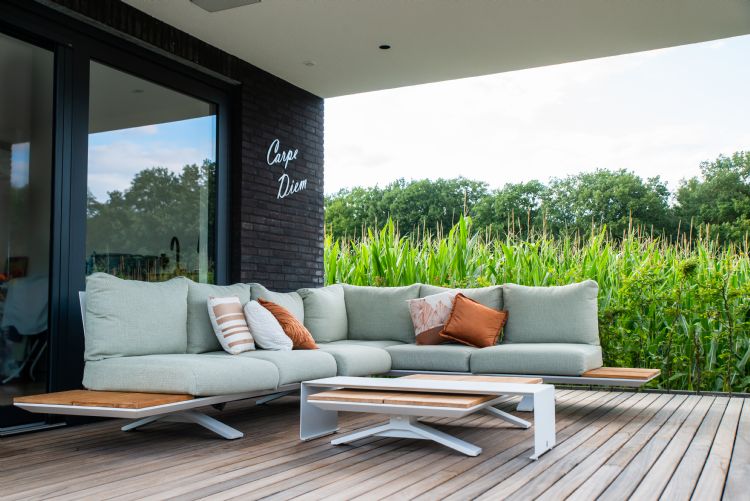 Ook het hoofdterras bestaat uit Pardouk-buitenparket Ook het hoofdterras bestaat uit Pardouk-buitenparket