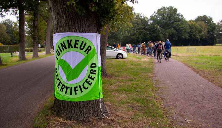 's Middags sprongen de TuinKeur-leden op de fiets 's Middags sprongen de TuinKeur-leden op de fiets