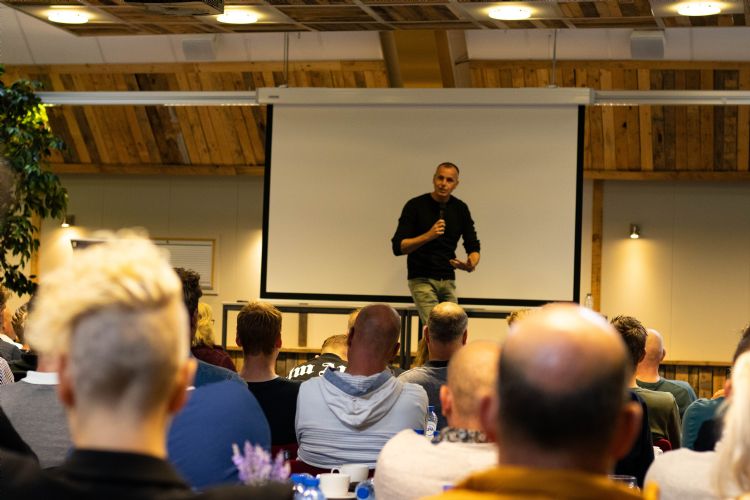 Stand-upcomedian Jakob Spoelstra zorgde voor een vrolijke noot Stand-upcomedian Jakob Spoelstra zorgde voor een vrolijke noot
