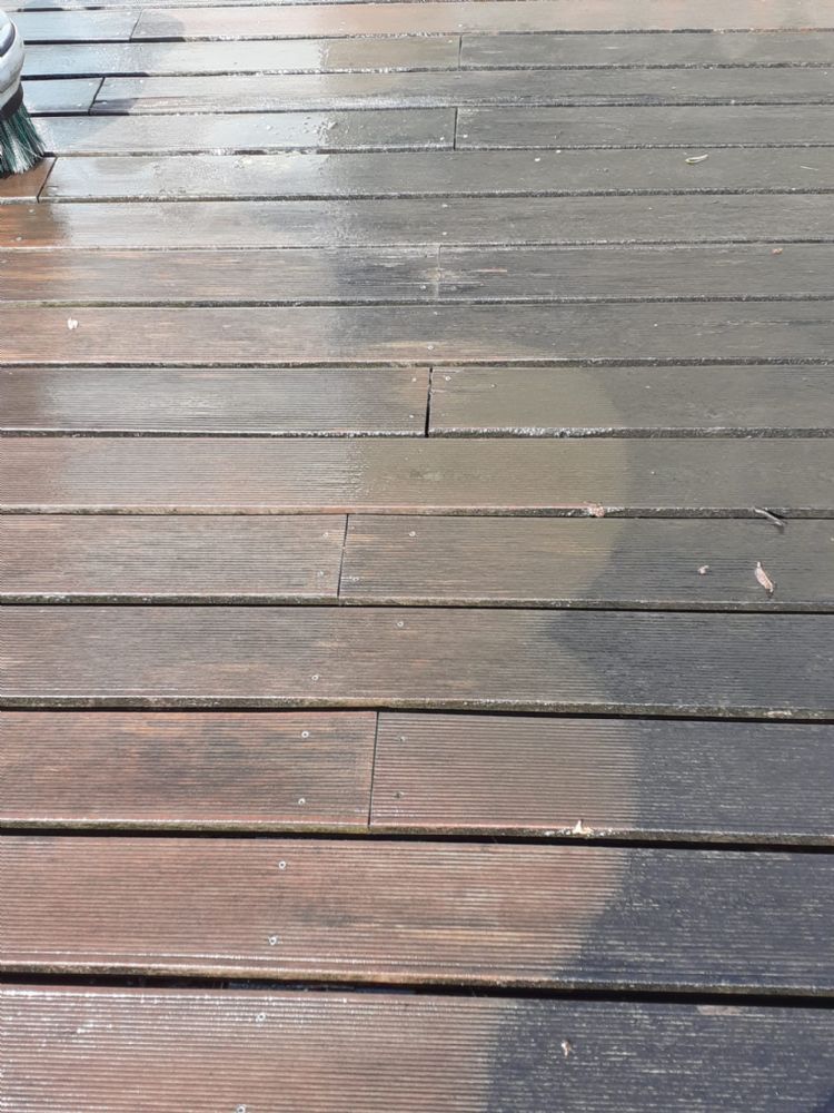 Geen oppervlakbeschadigingen bij het schoonmaken van houten of composiet vlonders. Geen oppervlakbeschadigingen bij het schoonmaken van houten of composiet vlonders.