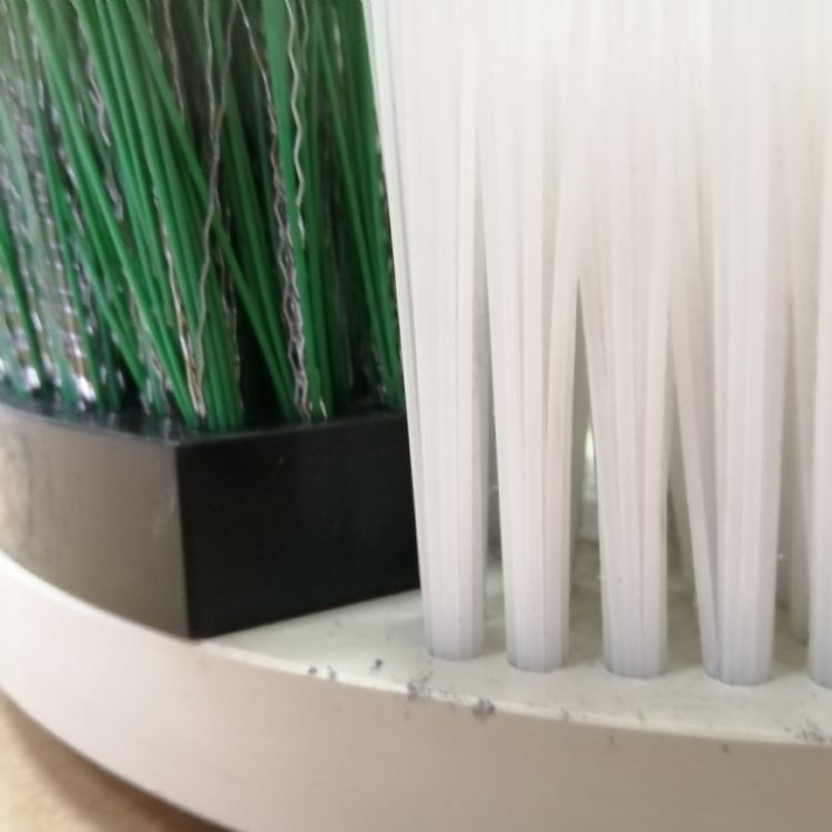 De groene, kortere blokken van de gepatenteerde borstel kan je na slijtage bijstellen. De groene, kortere blokken van de gepatenteerde borstel kan je na slijtage bijstellen.