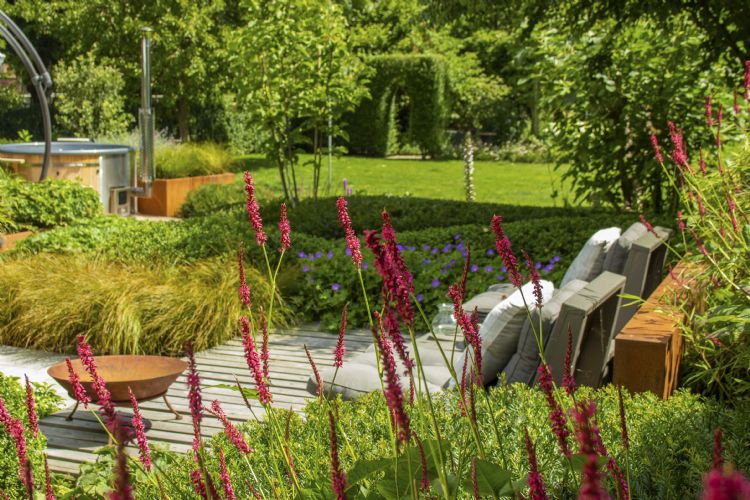 Diverse beplanting houdt de tuin spannend Diverse beplanting houdt de tuin spannend