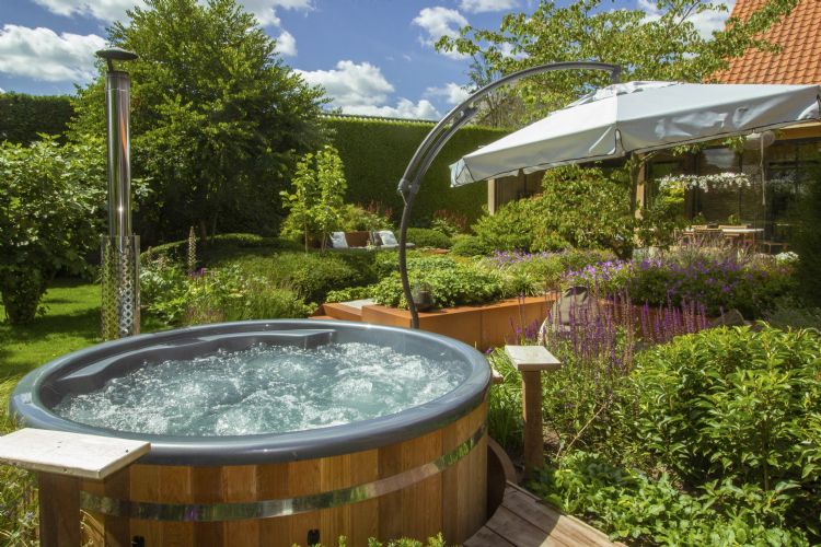 De hottub ligt centraal in de tuin De hottub ligt centraal in de tuin